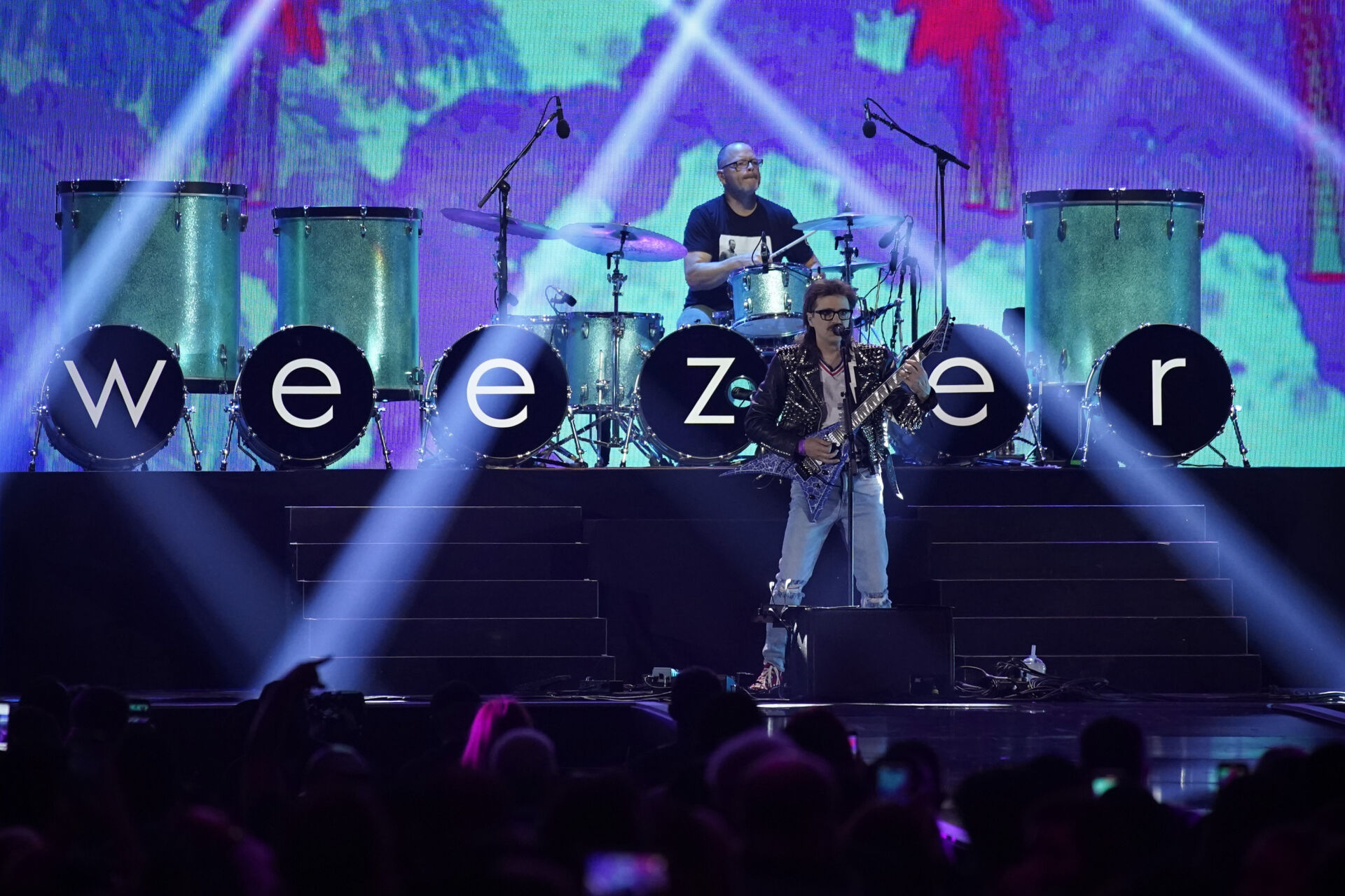 WEEZER FRONTMAN DUETS WITH WISCONSIN TIKTOKER Z93