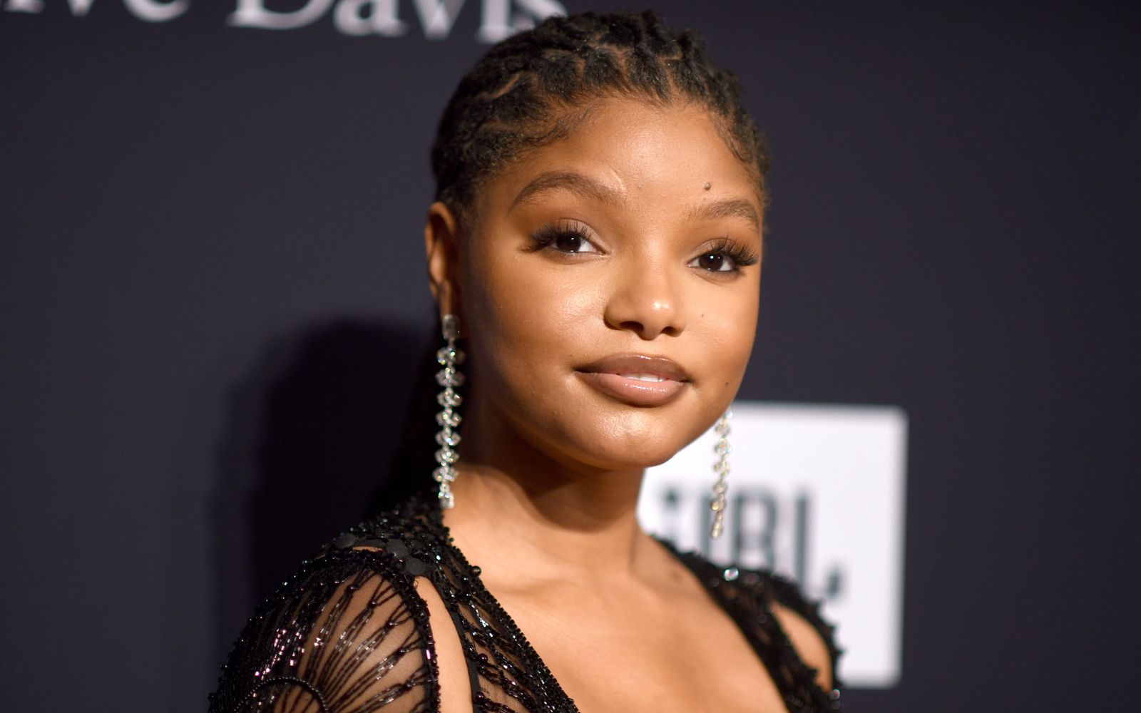 watch-halle-bailey-unveil-her-little-mermaid-doll-z93