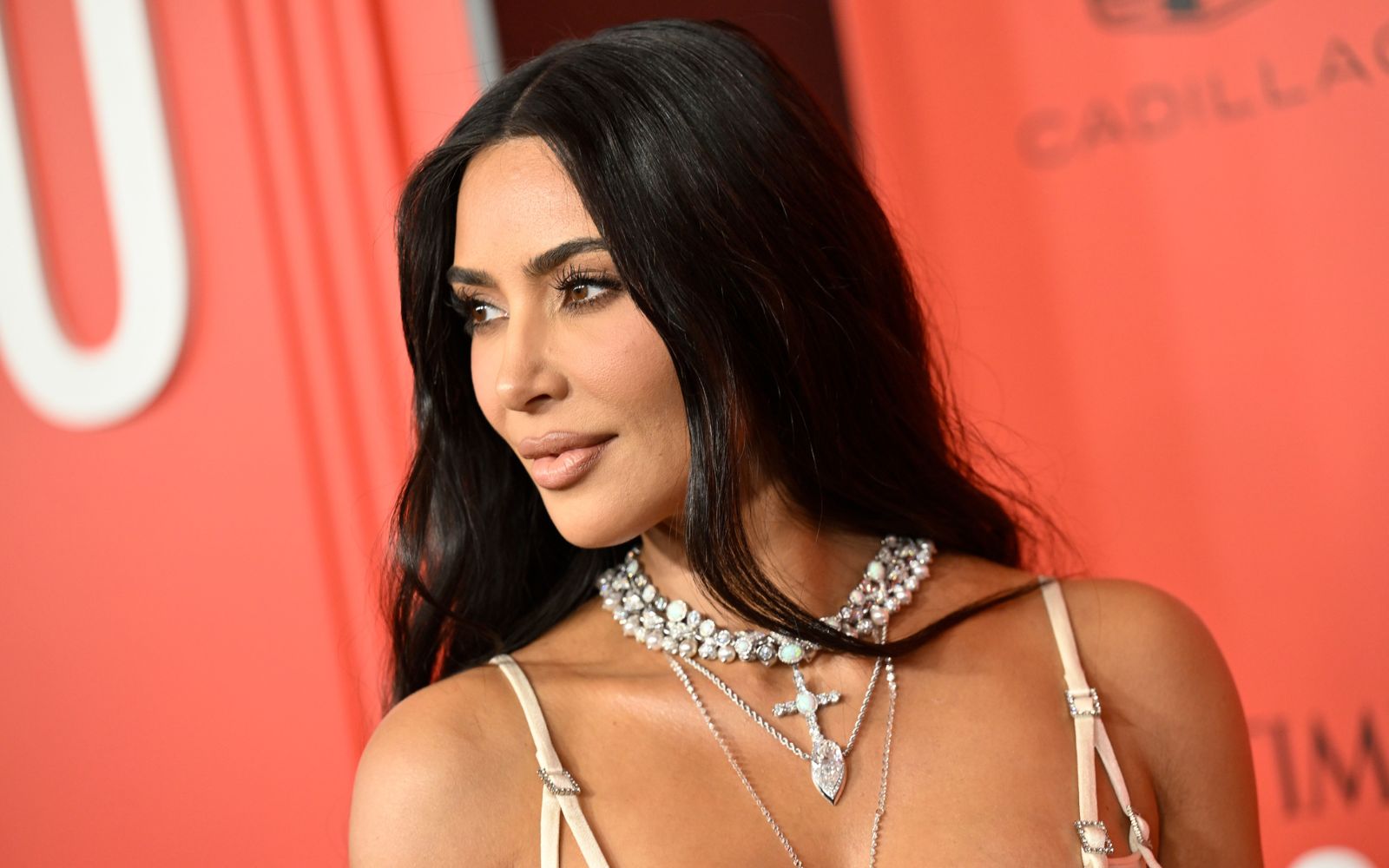 see-kim-kardashian-emma-roberts-and-more-in-new-american-horror-story