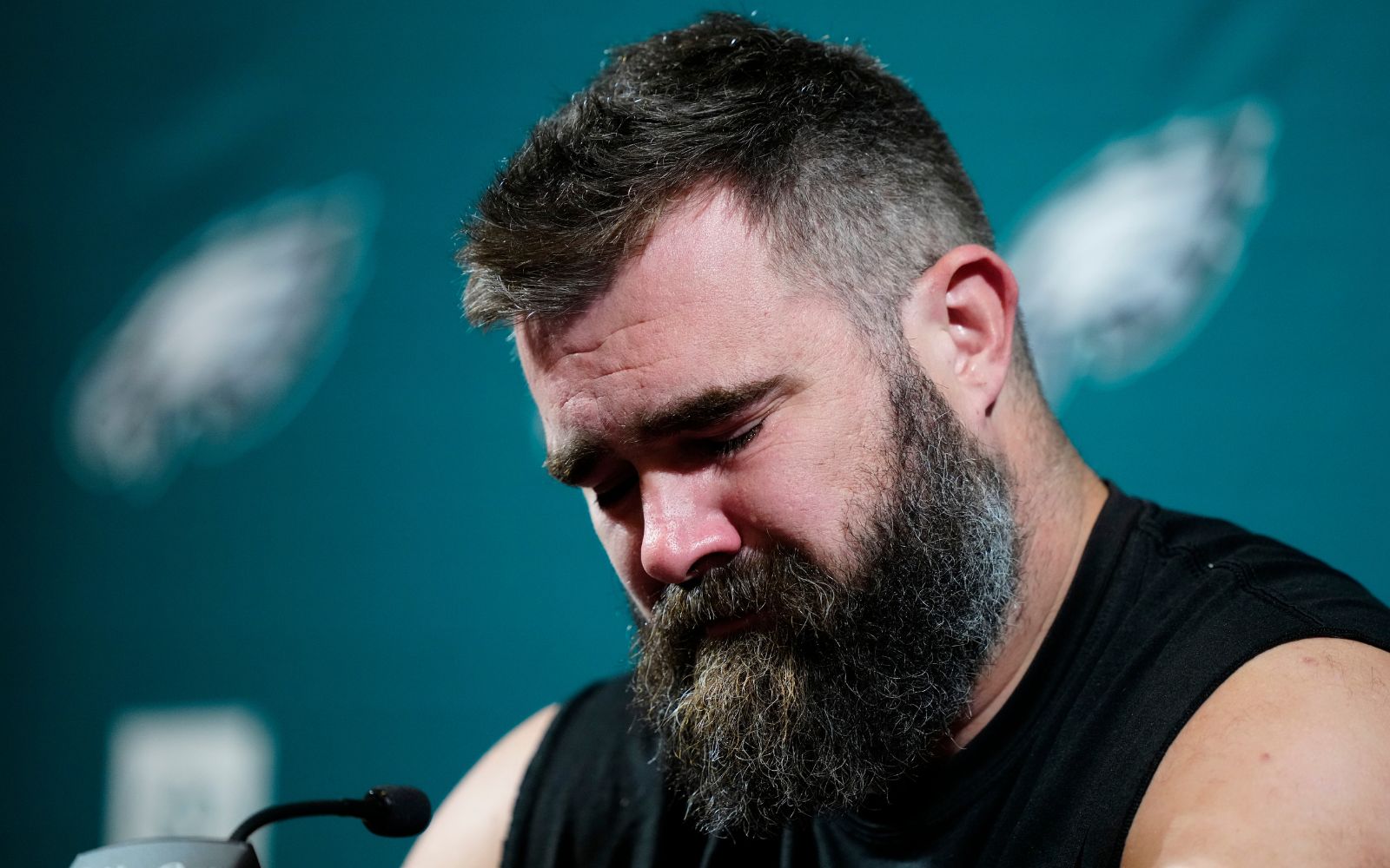 EAGLES CENTER, JASON KELCE GIVES EMOTIONAL RETIREMENT SPEECH - WATCH ...